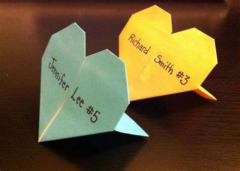 Browse diy wedding flower tutorials for wedding centerpieces, wedding bouquets, etc. iDo-It-Myself: Wedding DIY: Origami heart place cards