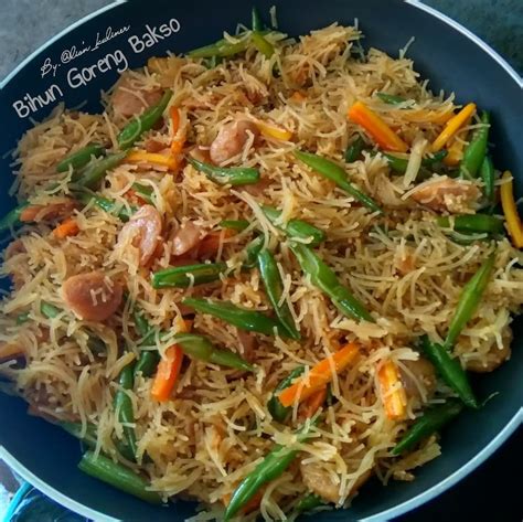 Seasoned with a sweet soy sauce for the perfect flavour. resep bihun goreng © 2020 brilio.net Instagram ...