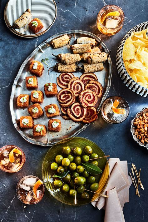 Find thanksgiving appetizers recipes for dips, savory tartlets, cheese spreads, crudite, and more. 21 Thanksgiving Potluck Recipes That Will Wow Your Crowd | Thanksgiving appetizers easy ...