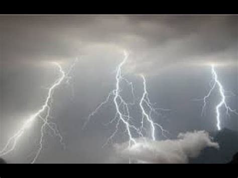 Chuva é um fenômeno meteorológico que resulta da precipitação das gotas líquidas ou sólidas da água das nuvens sobre a superfície da terra. Chuva forte na vila mariana SP - YouTube