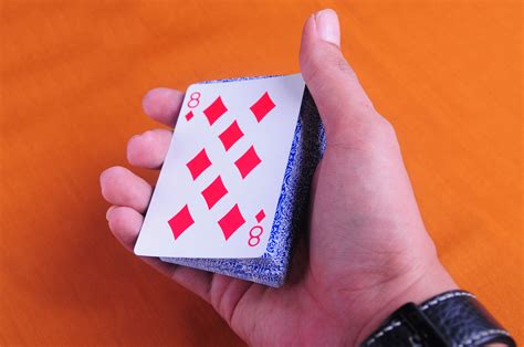 Have your spectator shuffle the cards and take out any 9 cards. Eenvoudige kaarttrucs doen - wikiHow