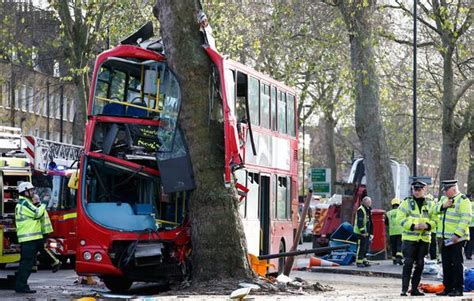 Londra Bus Si Schianta Contro Un Albero 23 Feriti Due Gravi Video