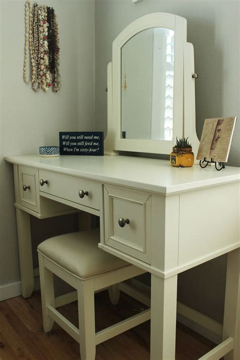 Flynn white bedroom vanity with mirror. How to Decorate a Bedroom Simply and with Style