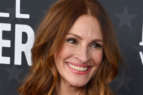 watch julia roberts mahershala ali face off amid apocalypse in leave the world behind