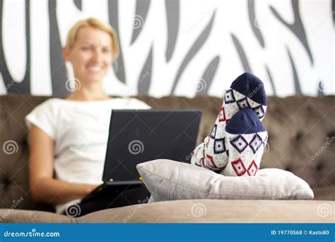 Belle Jeune Dame Sasseyant Sur Le Sofa Utilisant Lordinateur Portatif Photo Stock Image Du