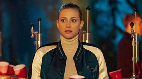 Riverdale 4x14 “riverdale” Betty Intenta Demostrar Que No Asesinó A Jughead En El Episodio 14