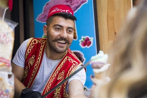 Cos è il Dondurma il gelato acrobatico turco che fa impazzire i turisti