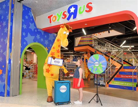 Geoffrey The Giraffe The Toys R Us Icon Is Heading On A World Tour