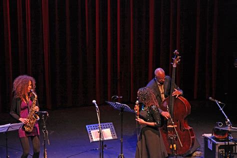 Dwdd behandelde op luchtige wijze actualiteiten op divers gebied, aangevuld met livemuziek. Mooie hommage aan Astrid Roemer | blog
