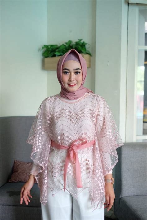 Baju batik wanita model kimono juga banyak dipilih nih, girls. Model Kebaya Yang Cocok Dipakai di Hari Kartini | Jual ...