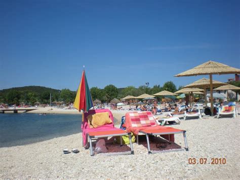 Strand Mit Liegen Fkk Valalta Rovinj • Holidaycheck Istrien Kroatien