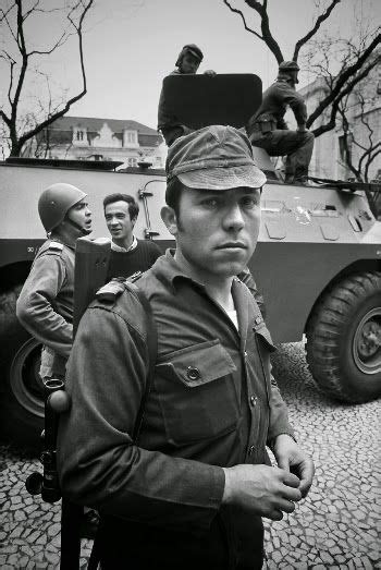 Pegando emprestado o texto da wikipedia: Salgueiro Maia no dia 25 de Abril de 1974 foto Alf ...