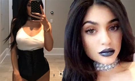 Kylie Jenner Hits The Singles Scene After Split From Tyga Daily Mail Online