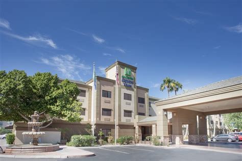 Holiday Inn Express Phoenix Downtown 100 ̶1̶2̶7̶