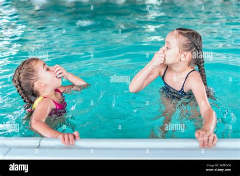 Dos Niñas Nadar En La Piscina Dos Amigos En La Piscinaniños Jugando