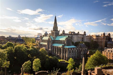 Glasgow is the biggest city in scotland, with a population of about 600,000 in the city itself, or over 2 million if the surrounding towns of the clydeside conurbation are taken into account. Glasgow bezoeken? 19 x bezienswaardigheden voor je ...