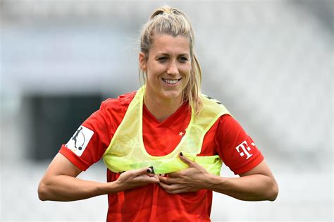 Looking ahead to the new 2021/2022 season . FCB-Frauen bereiten sich auf das CL-Viertelfinale vor ...