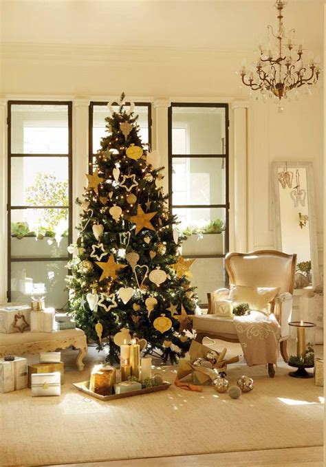 If you're looking for traditional home decor that leans between bohemian, romantic and slightly preppy we also love how easy it is to shop—the site's filters make it ridiculously easy to navigate and find exactly what you want. 30 Simple Christmas Tree Decorations Ideas - MagMent