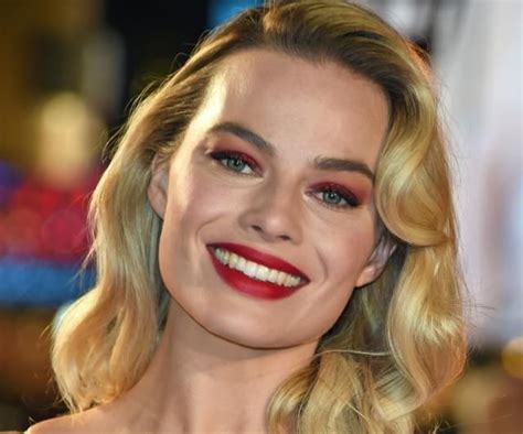 Margot Robbies Red Glitter And Red Lipstick Combo Is The Ultimate Holiday Makeup Inspiration