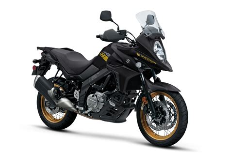 Les jantes à rayons permettent de donner un look offroad et d'augmenter le confort grâce une meilleure absorbtion des irrégularités de la route. 2020 Suzuki V-Strom 650XT Guide • Total Motorcycle