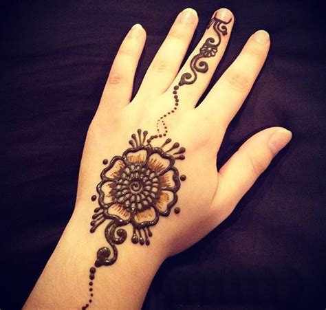 The world's most famous floral design has found a favorite place among millions of mehendi artist lovers. 15 Latest Floral Henna Mehndi designs for Hands | Bling ...