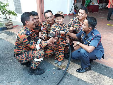 Terlebih bagi mereka yang bisa berkumpul bersama keluarga. Sambut hari lahir di balai bomba | Nasional | Berita Harian