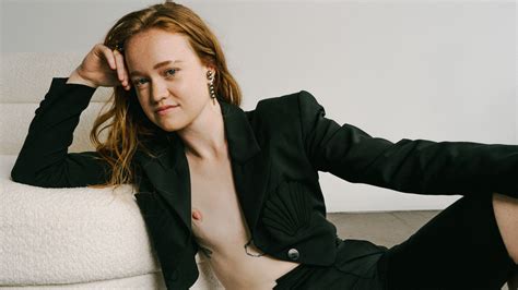 Yellowjackets Actor Liv Hewson On Being Nonbinary Top Surgery Emmys Teen Vogue