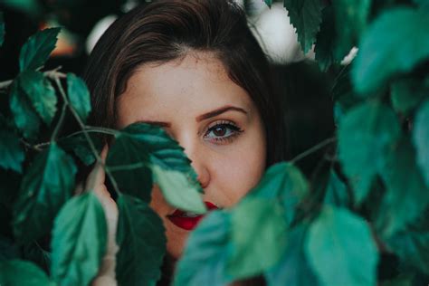 無料画像 人 女の子 女性 葉 ポートレート モデル 緑 赤 色 青 レディ 表情 スマイル 閉じる 面 鼻 眼 頭 肌 美しさ 器官 感情