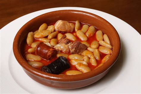 Fabada asturiana, o simplemente fabada, es el plato tradicional de la cocina asturiana elaborado con faba asturiana (en asturiano, fabes), embutidos como chorizo y la morcilla asturiana, y con cerdo. Cómo se hace y qué ingredientes lleva la verdadera fabada ...