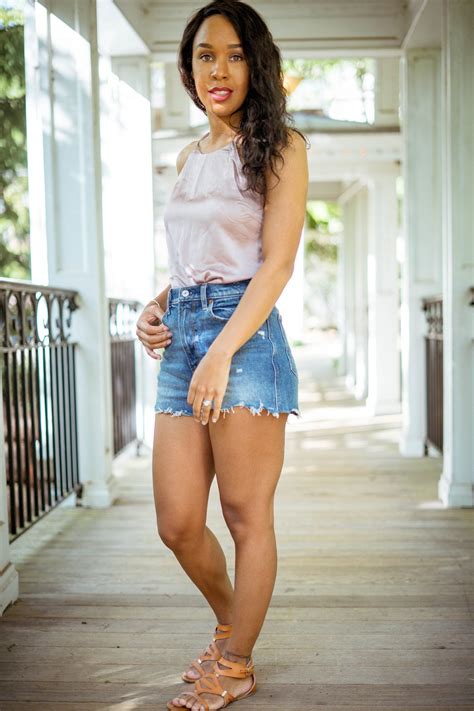How To Rock The Mom Shorts Trend Livinglesh In 2020 Top Fashion Bloggers Mom Shorts Types