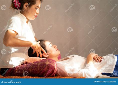 Massaggio Thailandese E Spa Per La Guarigione E Il Rilassamento Fotografia Stock Immagine Di