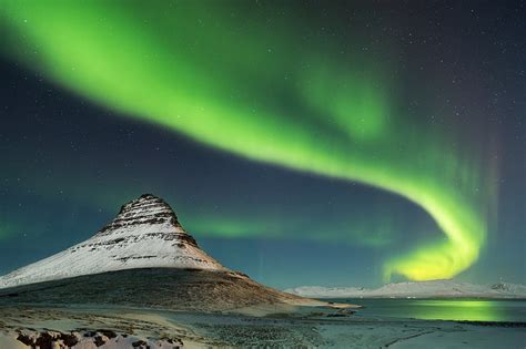 Nieve Noche Montaña Aurora Boreal Islandia Kirkjufell Fondo De