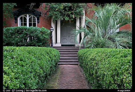 This is how to enhance your small garden space. Picture/Photo: House entrance with garden, historical ...