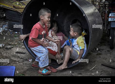 Arme Kinder Fotos Und Bildmaterial In Hoher Aufl Sung Alamy