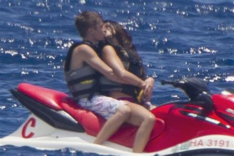 Justin Bieber And Selena Gomez Continue Their Horny Pda Campaign In Maui
