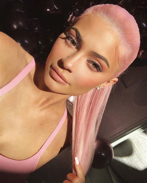 Kylie's all over gloss glam. Kylie Jenner cambio de look para Año Nuevo 2019 | ActitudFem