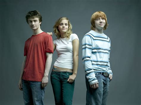 Rowling's harry potter series and serves as a major setting in the wizarding world universe. Trio pictures - Harry Potter Photo (7110605) - Fanpop