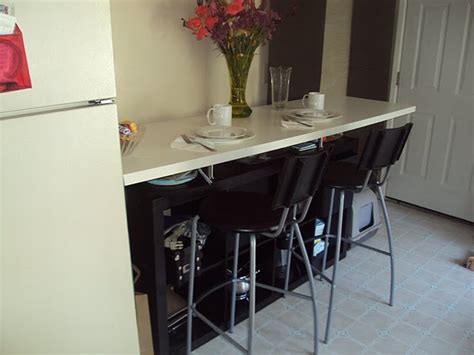 ¿pensando en renovar tu cocina o en comprar electrodomésticos? Una barra en la cocina con una estantería EXPEDIT ...