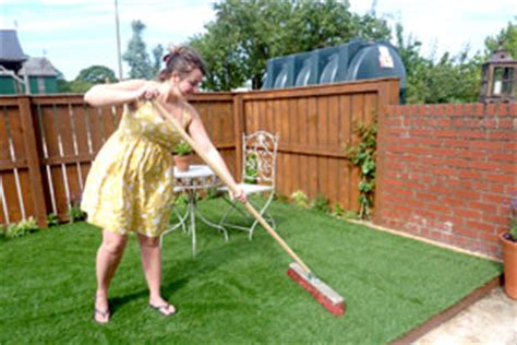 In this video we show you how to install artificial turf for beginners. Fitting Advice for Artificial Grass from Artificial Landscapes
