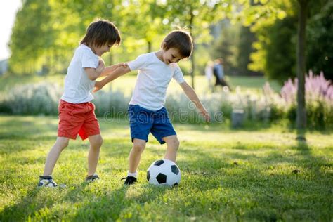 Dos Niños Lindos Jugando Al Fútbol Junto Verano Chi Foto De Archivo Imagen De Niño Juego