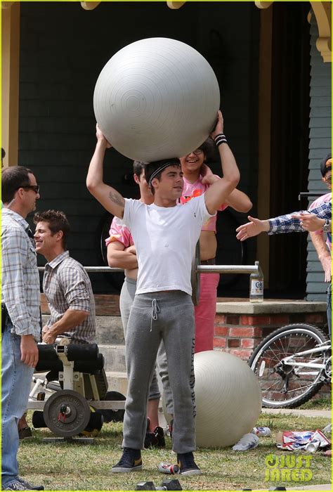 Photo Zac Efron Sweats It Out With Dave Franco On Townies Set 02