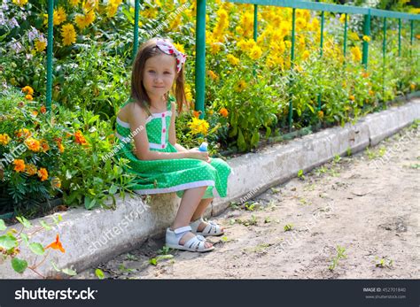 Cutie Little Girl Garden Foto De Stock 452701840 Shutterstock