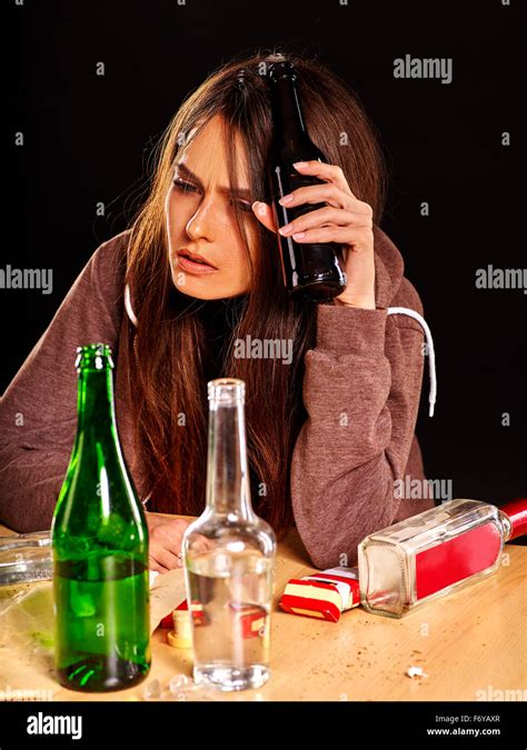Betrunkenes Mädchen Mit Flasche Wodka Stockfotografie Alamy