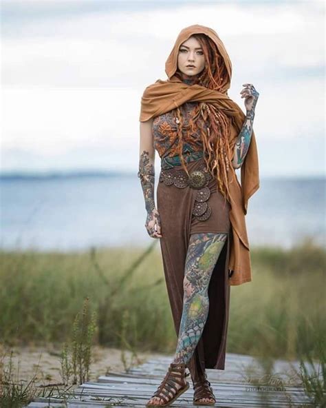 Dreadlocks mädchen Tätowierte frauen Hochzeitsgast outfit