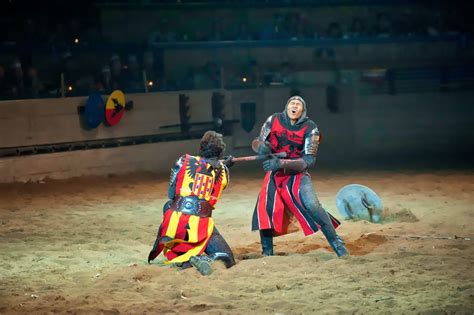 Curly Girl On The Road Medieval Times Razones Para Visitar Medieval