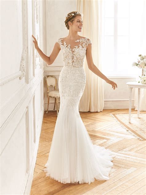 Semplice abito da sposa modesto contemporaneo realizzato con seta, elegante abito da sposa. Abiti da Sposa di La Sposa - Matrimonio.com