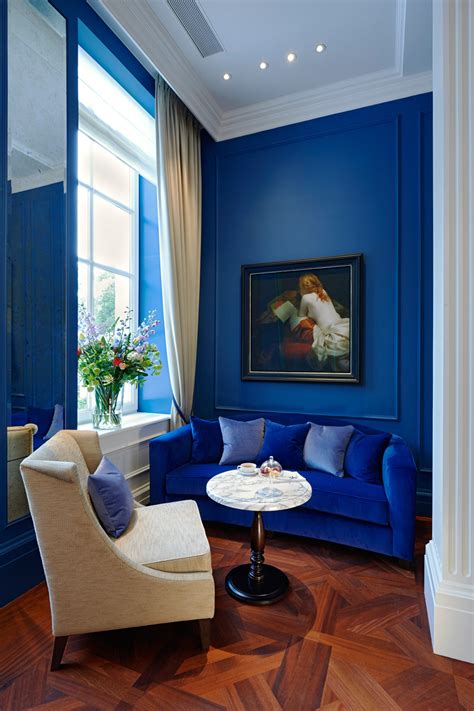 royal blue sofa living room ideas 25 stunning living rooms with blue velvet sofas boewasuoe