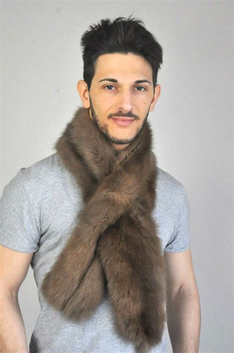 Poliestere flausch, fodera in poliestere, sopra il ginocchio lunghezza, bottoni, 2 tasche rattoppati, collo di pelliccia finta. Sciarpa in zibellino. http://www.amifur.com (con immagini ...