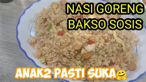 Membuat nasi goreng sangat simpel dan praktis , nasi yang digoreng kemudian diaduk dengan bumbu seperti bawang merah bahkan dengan bahan dan bumbu yang mudah untuk didapatkan. Nasi Goreng Bakso sosis mudah - YouTube