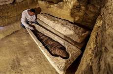 mummy tombs sarcophagus tumbas egipto mummified horus communal priests